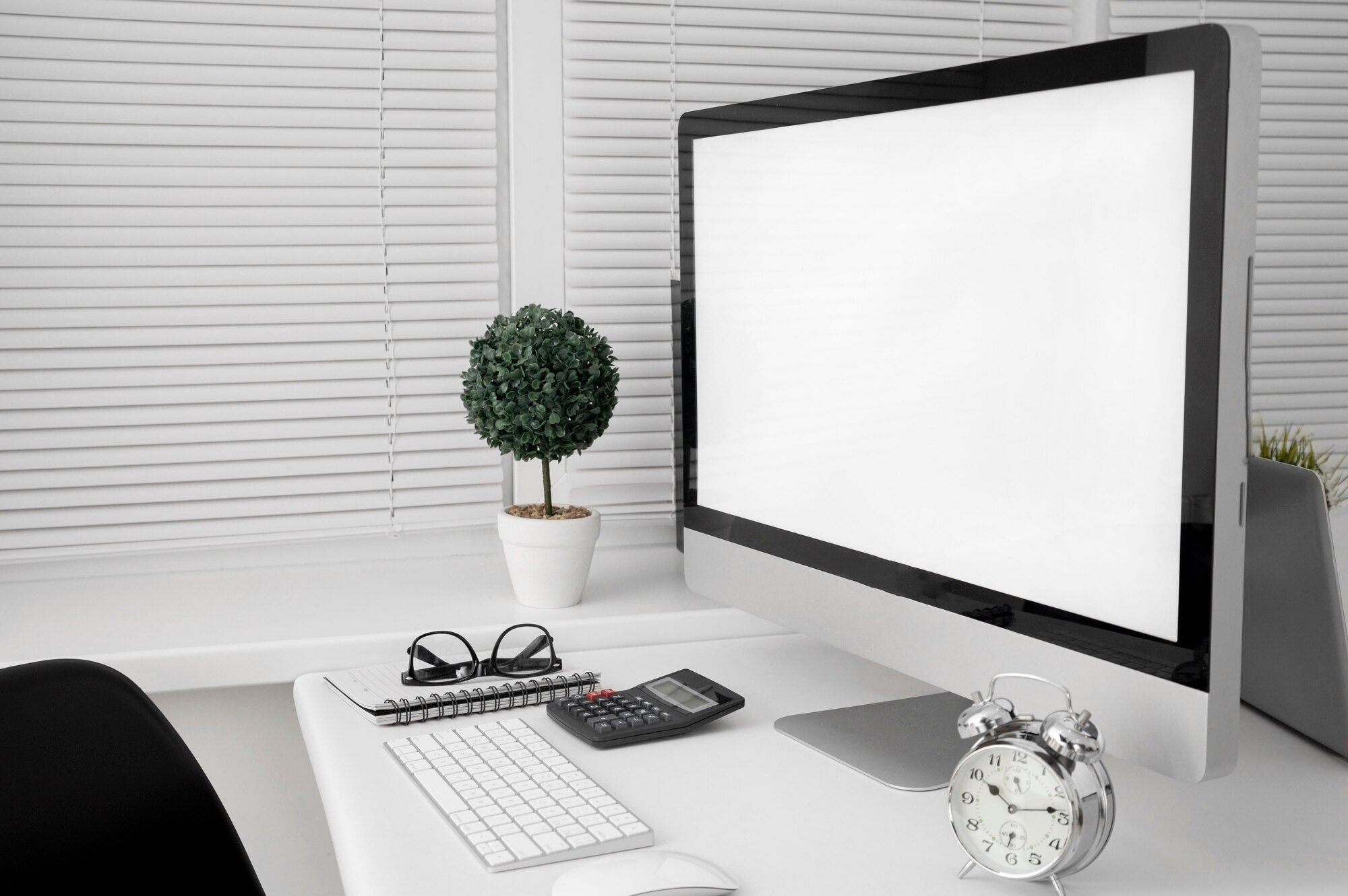 Monitor en escritorio minimalista